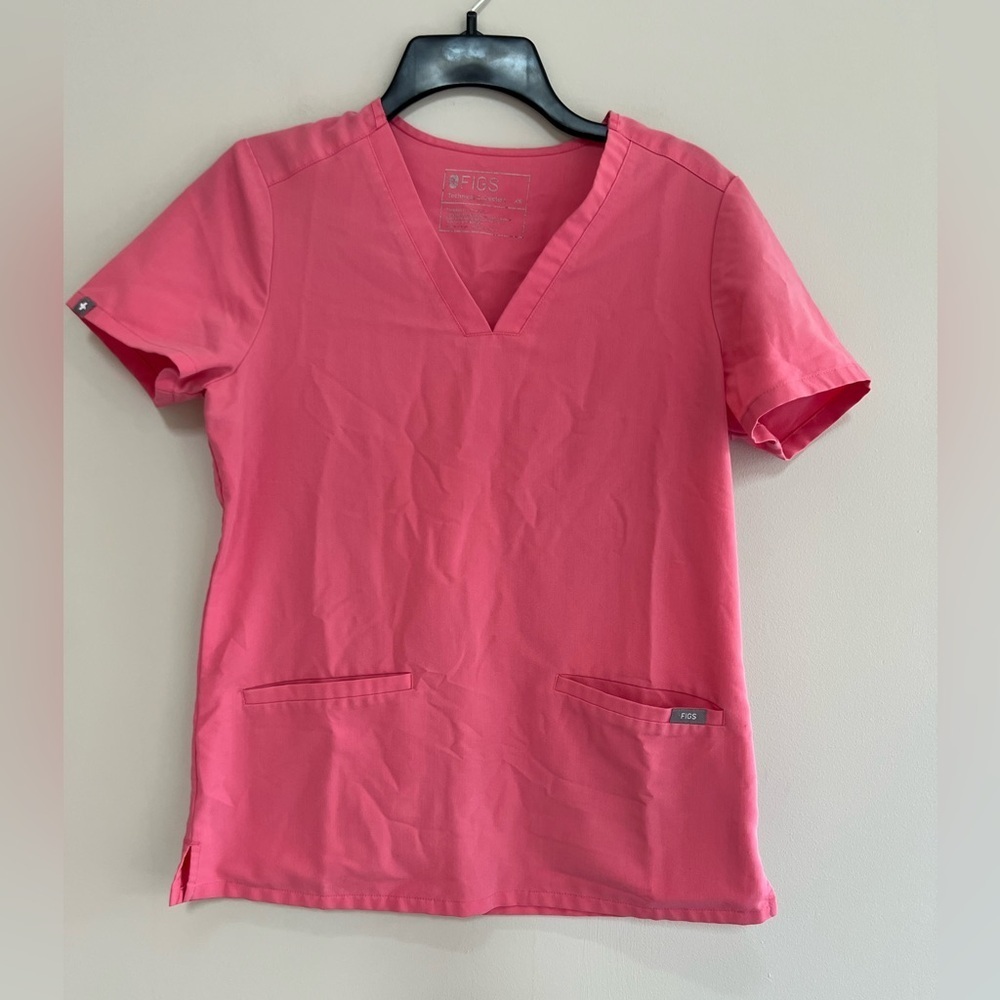 FIGS Casma Three-Pocket Scrub Top in Neon Pink PO 1606, XS